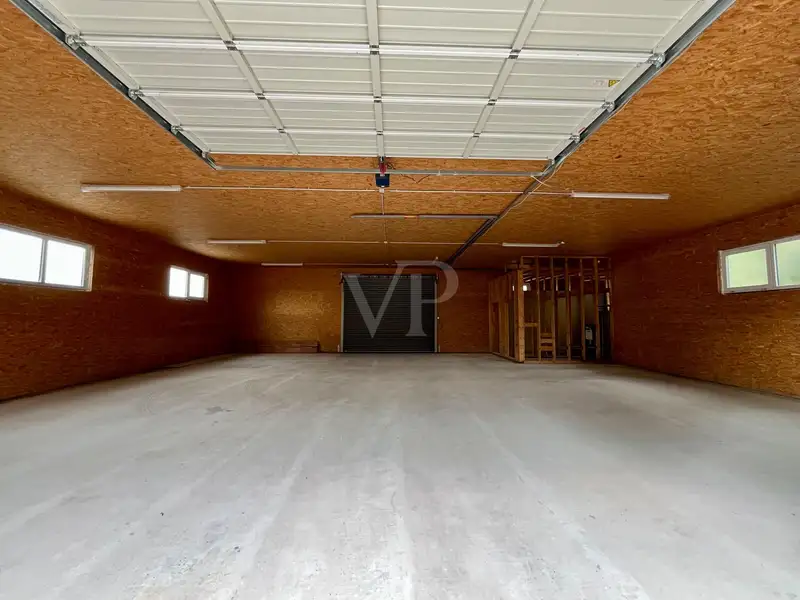 Versatile Warehouse with Approved Expansion Potential in Prime Location, 195 M² on 534 M² Plot
