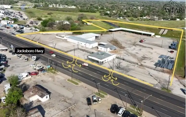 10.264-acre Commercial Property with Showroom, Warehouses, and Ample Parking on Jacksboro Hwy