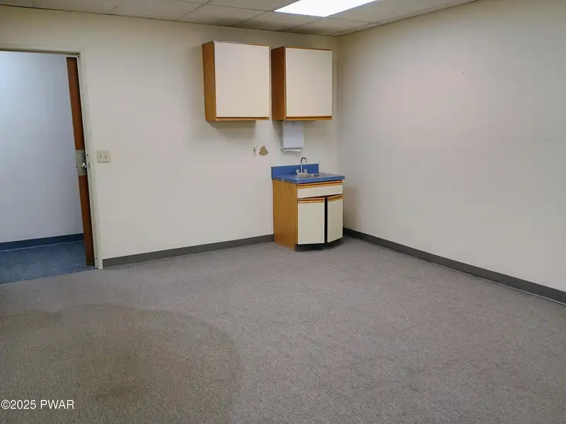 Prime 3,060 Sq Ft Office Space in Central Location Near I-84