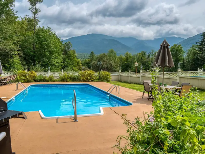 Fully Renovated Inn with 13 Guest Rooms on 5.52 Acres in White Mountains, Nh