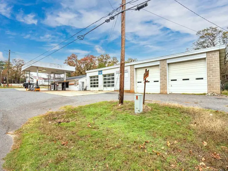 Commercial Property with 2 Buildings and Highway Frontage in Magnet Cove