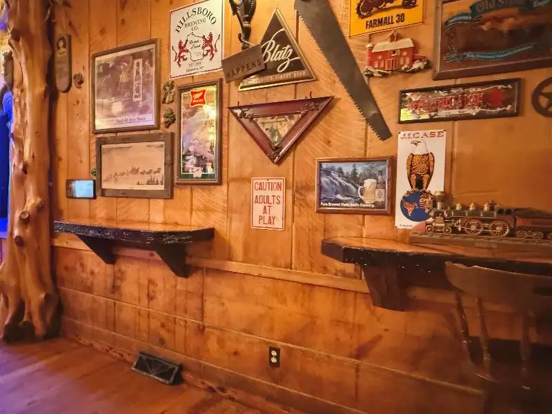 Turnkey Lodge-style Investment Opportunity in Berlin with Unique Interior and Bar