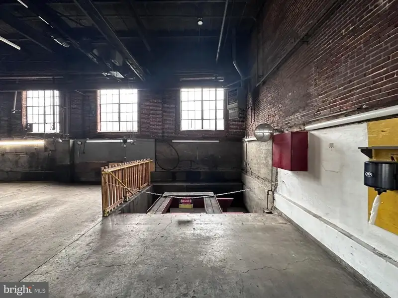 Industrial Building with 6 Bay Truck Repair Facility on 1.47 Acres Near Downtown
