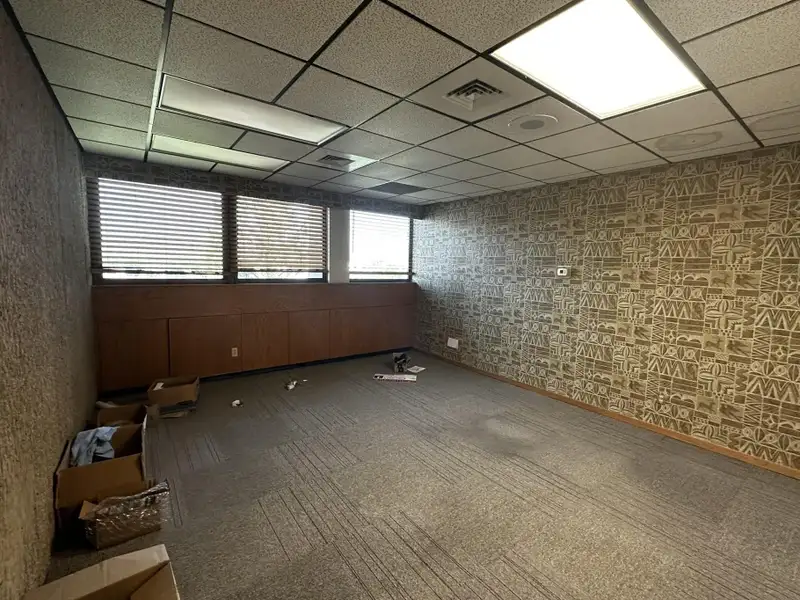 Large Office Building with Panoramic Views in Prime Downtown Location, 40,000 Sqft
