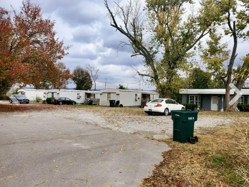 Multi-unit Investment Opportunity on Paulk Lane with Established Tenants and Cash Flow