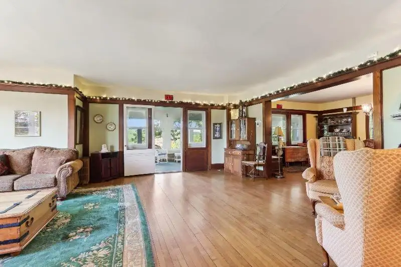 Turnkey B&b and Event Center in Wisconsin Dells with 17 Guest Suites