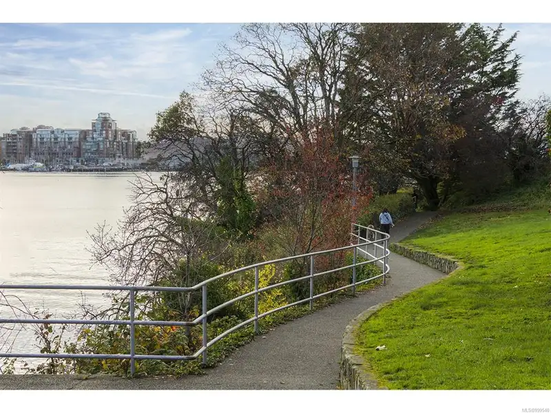 Turnkey Victorian Guest House in Songhees - 5 Suites, Steps from Seawall