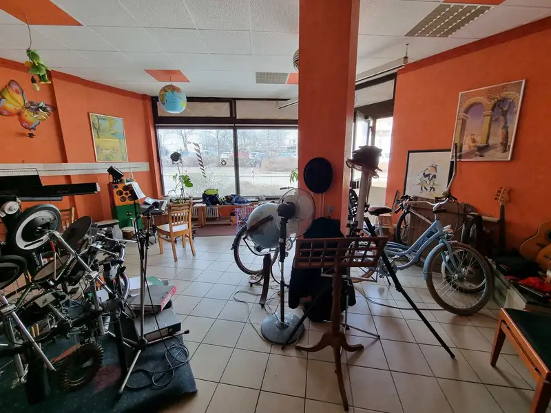 Four Commercial Units in Prime Altdorf Location with Diverse Tenant Opportunities