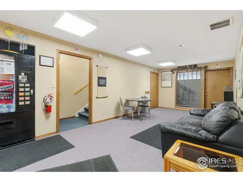 Free Standing Building for Sale with Parking and High Exposure on Eisenhower Blvd