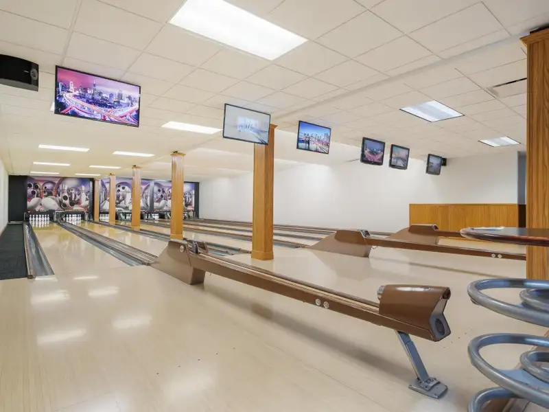 Commercial Property with Bowling Alley, Bar, Restaurant, and Apartments in Poy Sippi Community