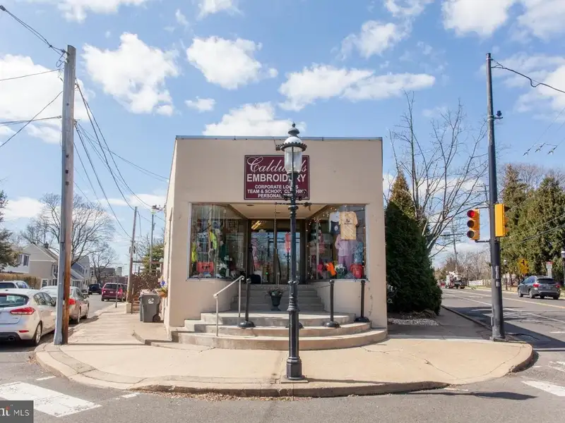 Multi-unit Building with Commercial Space and Two Residential Apartments in Established Location