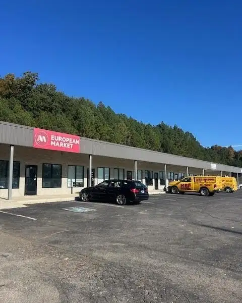 1,000 Sq. Ft. Retail Space for Lease in Blue Springs Plaza with Kitchen Area