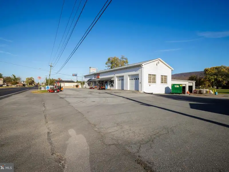 Mixed-use Commercial Building on Congress Street, New Market - 9,940 Sq Ft with Expansion Potential