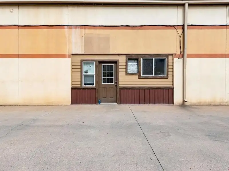 Industrial Office/warehouse Space in Bodo Park with On-site Parking and City Utilities