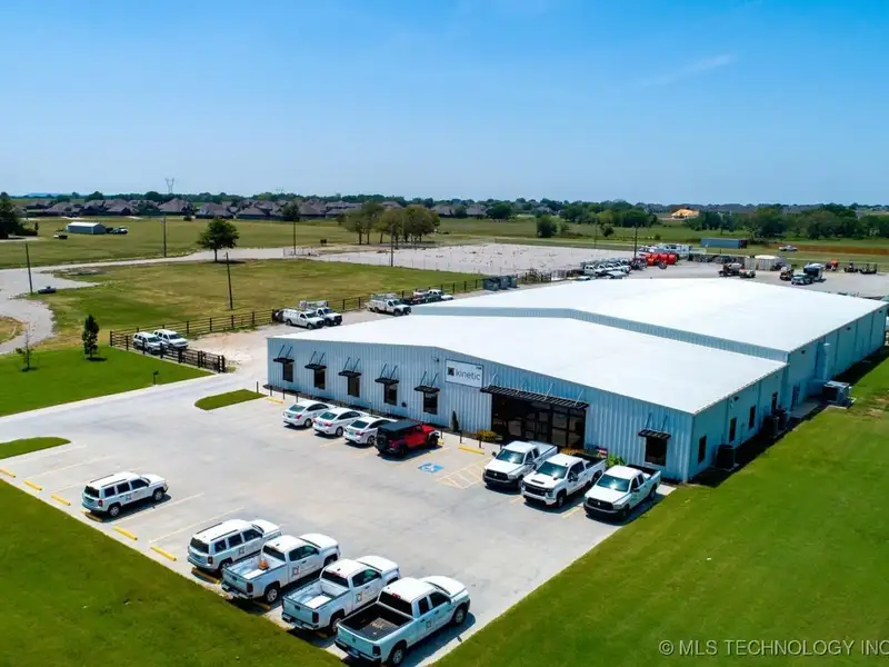 Fully Leased Office/warehouse with Nnn Lease in Prime Location, 45,000 Sf Yard Space