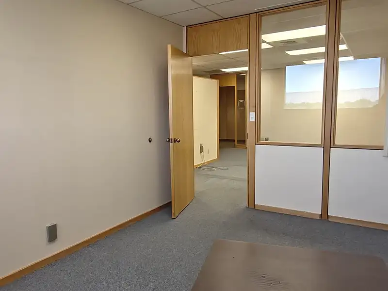 Large Office Building with Panoramic Views in Prime Downtown Location, 40,000 Sqft