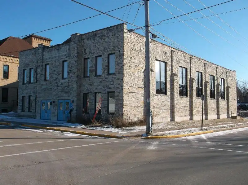 14,000 Sf Two-story Building in Omro with 20+ Rooms and Parking Lot Available