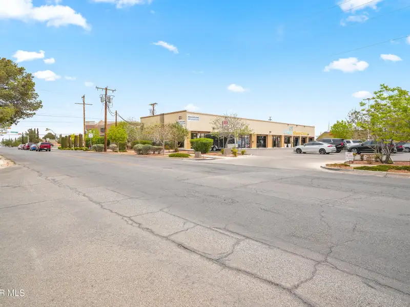 2,750 Sq Ft Office Space for Rent in Established Shopping Center Near Montwood and Yarbrough