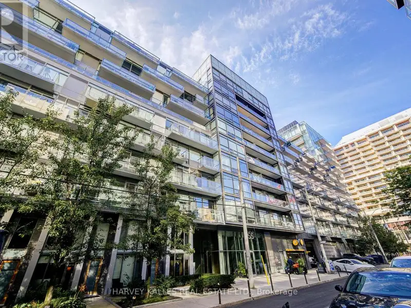 Executive Urban Townhome in King West with Private Entrance and Premium Amenities