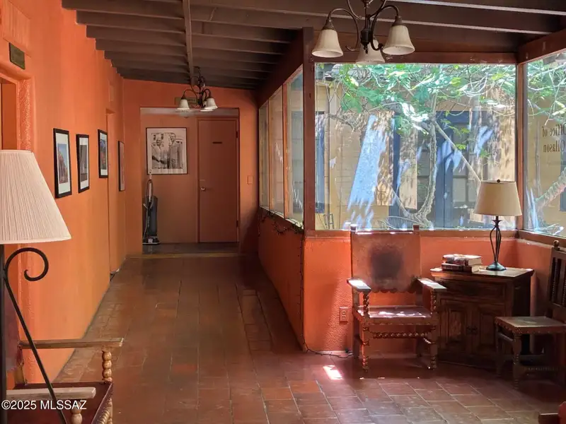 Ground Floor Office Complex with Reception and Studio Apartment in El Presidio District