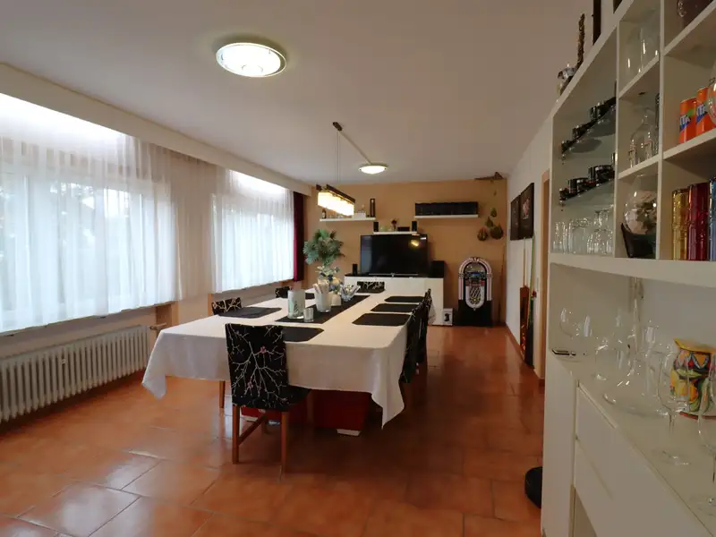 Restaurant and Guest Accommodation with Owner's Apartment in Modernized Facility
