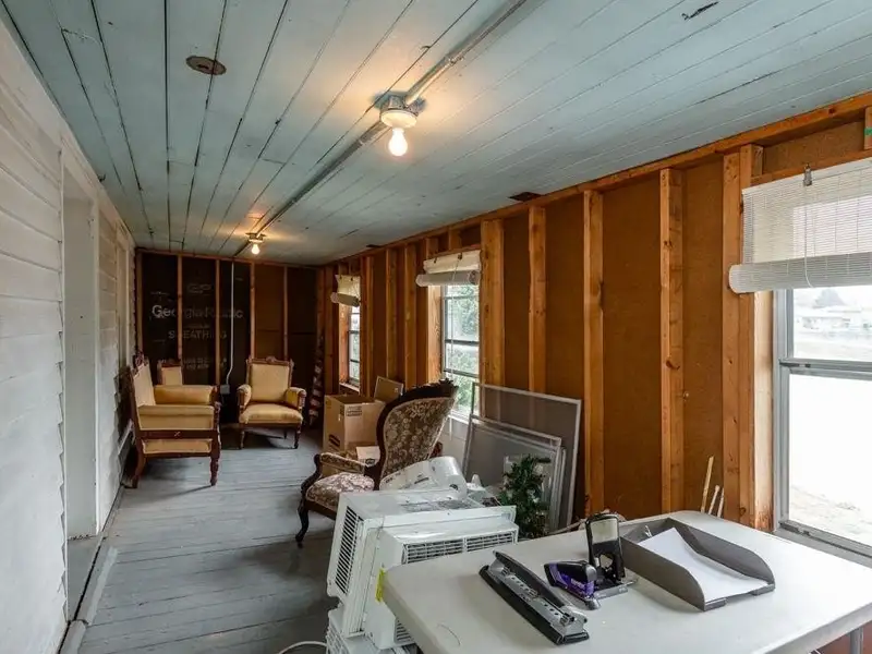 Victorian Office Space with Ada Compliance in Quaint Broadway, Ideal for Airbnb Potential