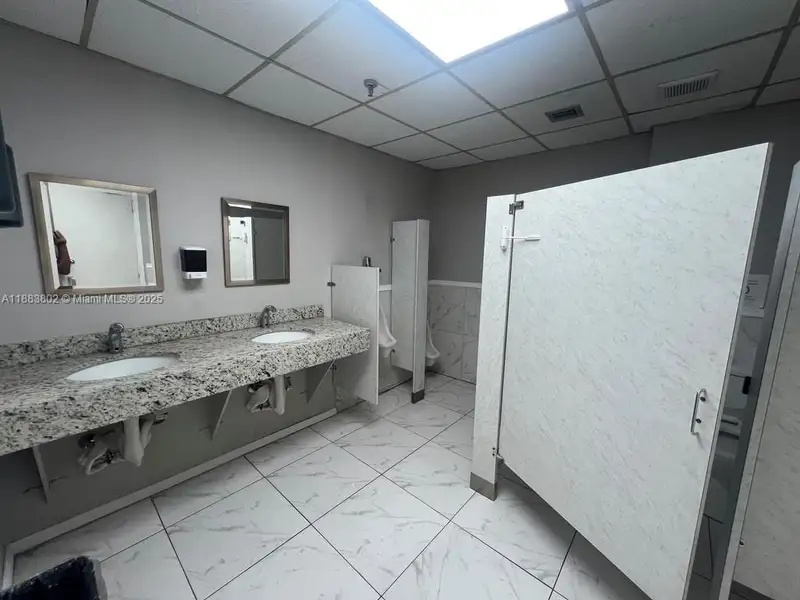 Spacious Corner Medical Office Unit in Central Hialeah – 2,552 Sq Ft