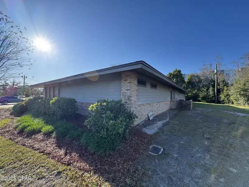 Commercial Office Building for Lease in Central Panama City, Ideal for Charter School or Medical Use