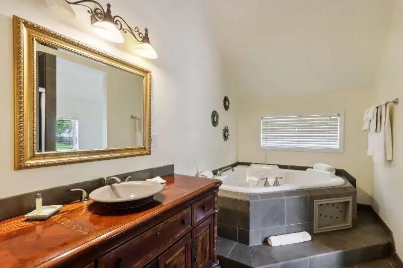 Turnkey B&b and Event Center in Wisconsin Dells with 17 Guest Suites