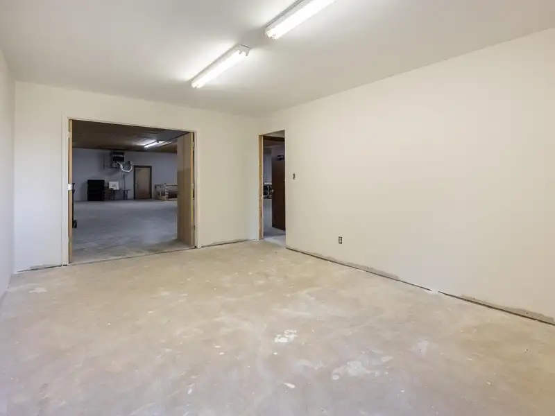 3,600 Sq Ft Commercial/industrial Unit for Lease with Offices and Large Work Area