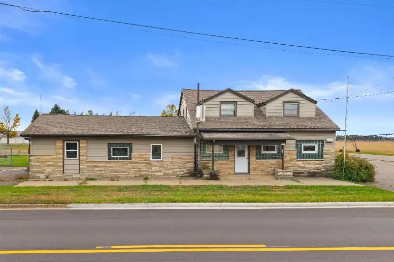 Established Bar and Restaurant with Living Quarters in Stevens Point Area