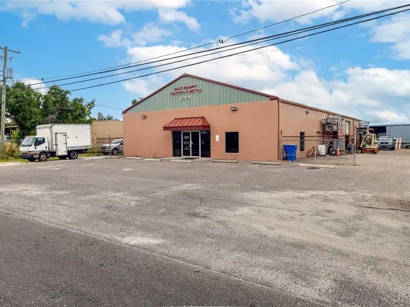 Masonry Warehouse with Office and Six Bay Doors in Drew Park