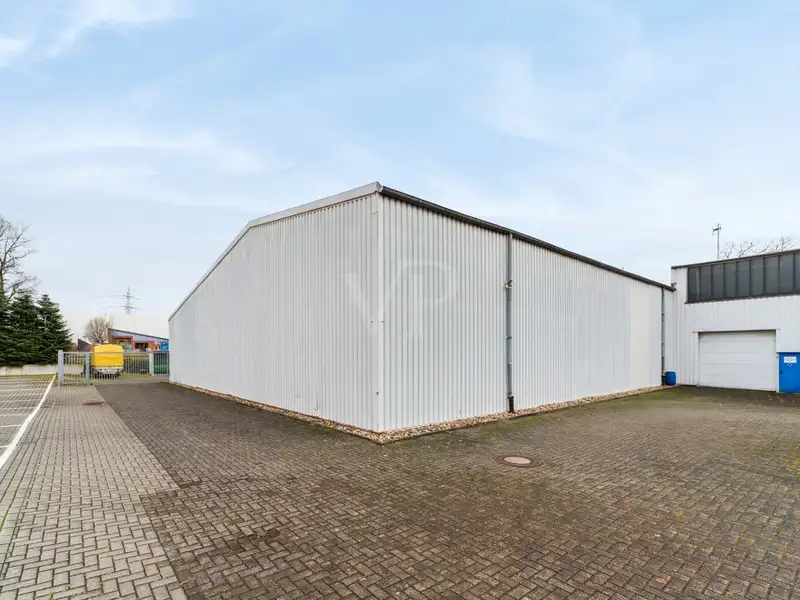 Spacious Industrial Hall for Sale on 4691 M² Leasehold Plot with Renovation Potential
