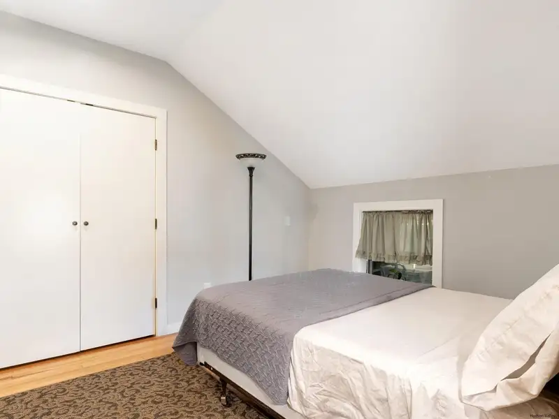 Renovated Pub and Hotel in Prime Woodstock Location with Restaurant and Apartments