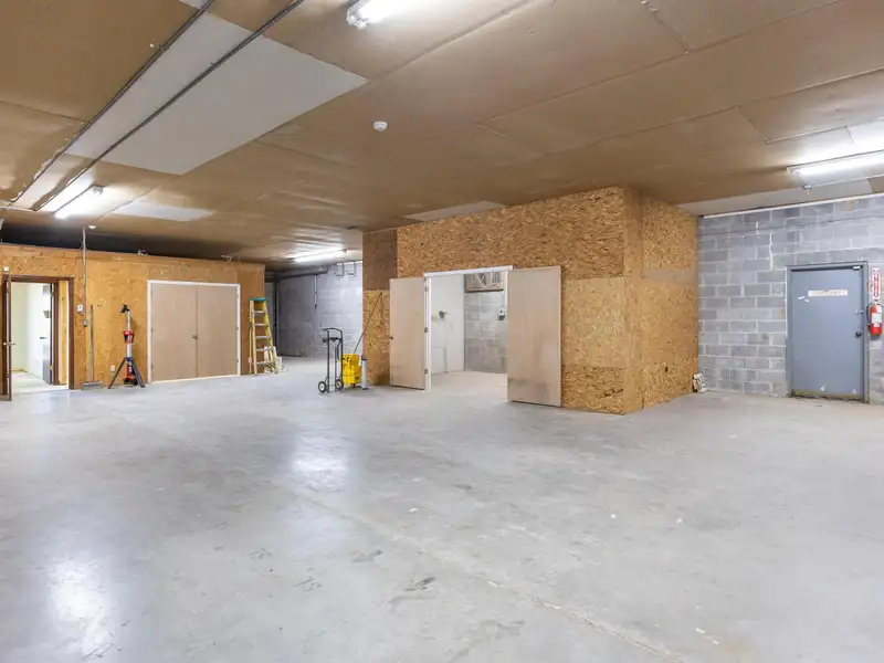 3,600 Sq Ft Commercial/industrial Unit for Lease with Offices and Large Work Area