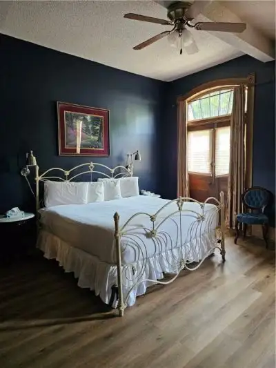Commercially Zoned 15-suite Overnight Rental Property in Eureka Springs