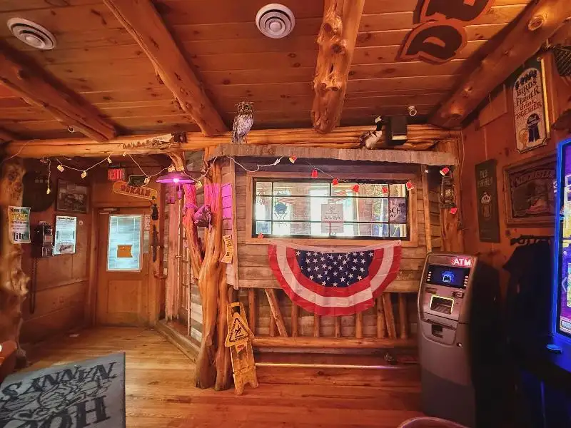 Turnkey Lodge-style Investment Opportunity in Berlin with Unique Interior and Bar