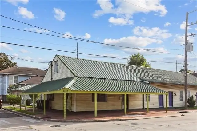 Uptown Commercial Space with Outdoor Patio and Parking - 1844 Sf White Box Ready