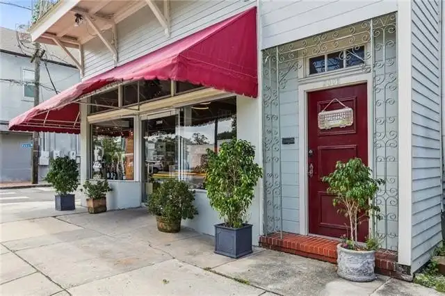 Spacious 2 Bed, 2 Bath Apartment with Balcony on Prytania Corridor