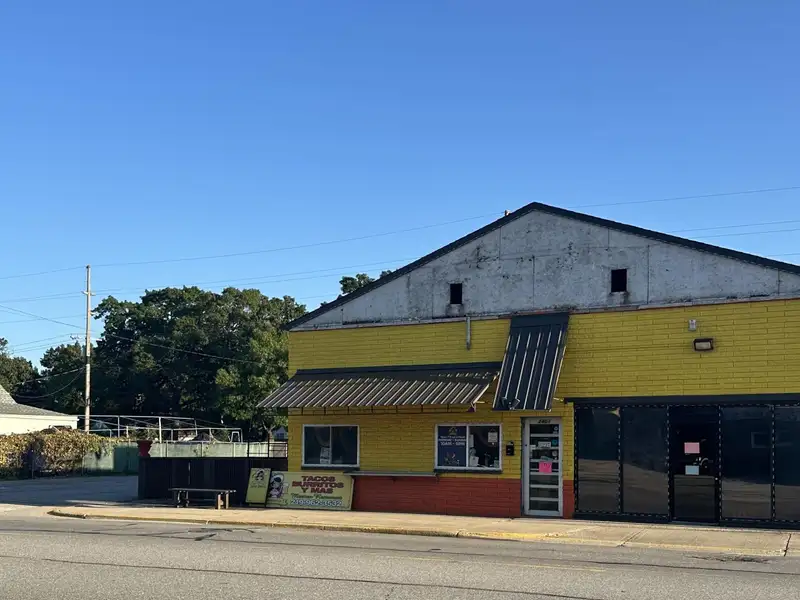 Versatile Commercial Restaurant with Warehouse and Apartment in High-traffic Location