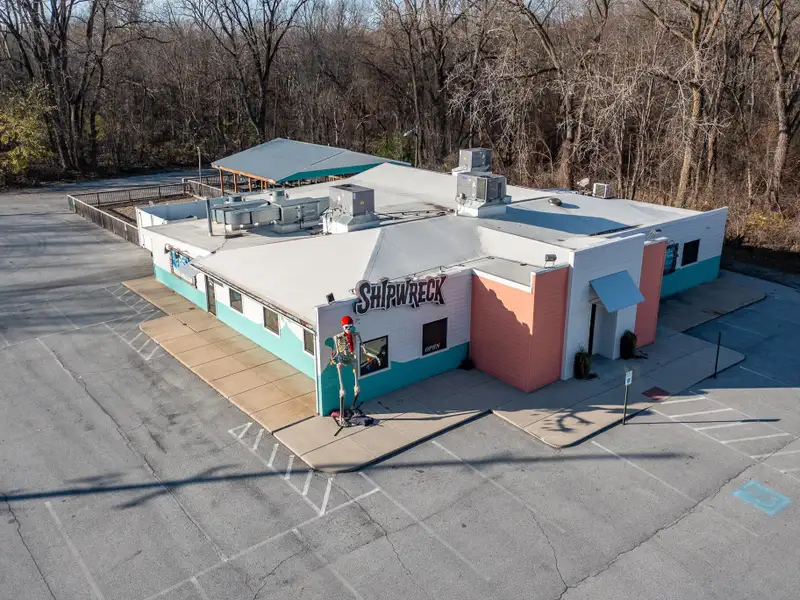 Renovated Commercial Building with Land for Sale in Central Location, Ideal for Restaurant