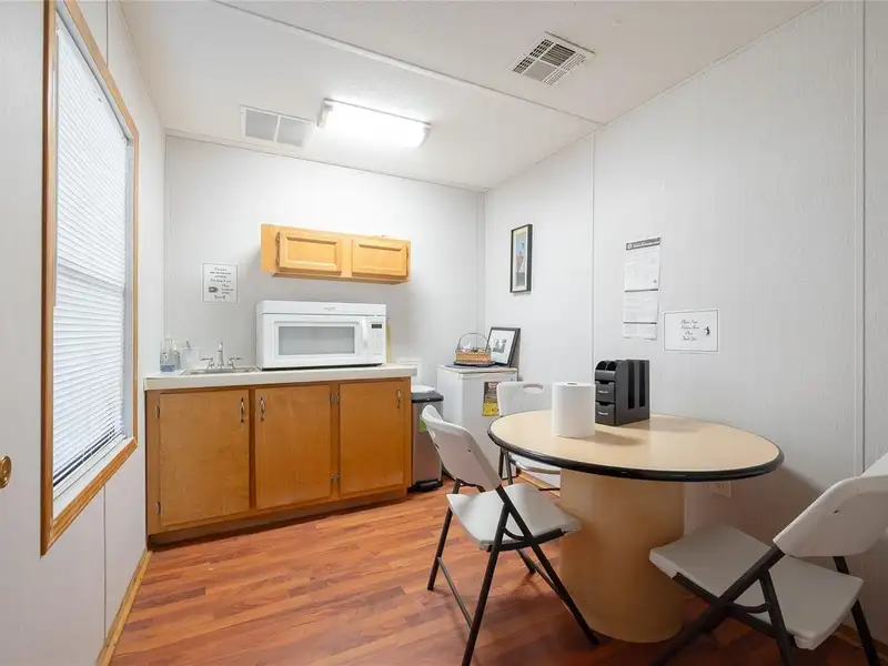Professional Office Space for Lease in High-traffic Orlando Corridor with Ample Parking