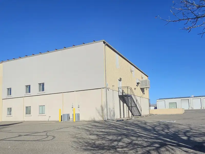 Industrial Complex with Three Buildings on 3.5 Acres Near I-70b