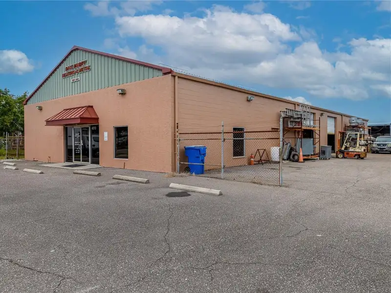 Masonry Warehouse with Office and Six Bay Doors in Drew Park