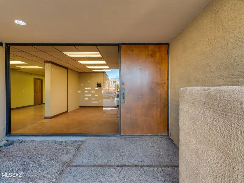 2,975 Sqft Office Space for Sale in Prime Broadway and Wilmot Location with Parking Lot