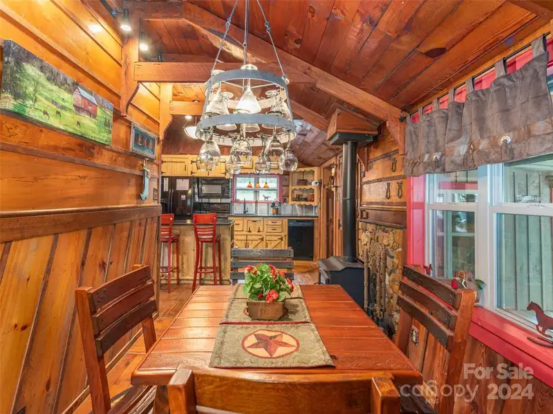 Charming Cottage and Barn on Expansive Mountain Retreat with Outdoor Amenities