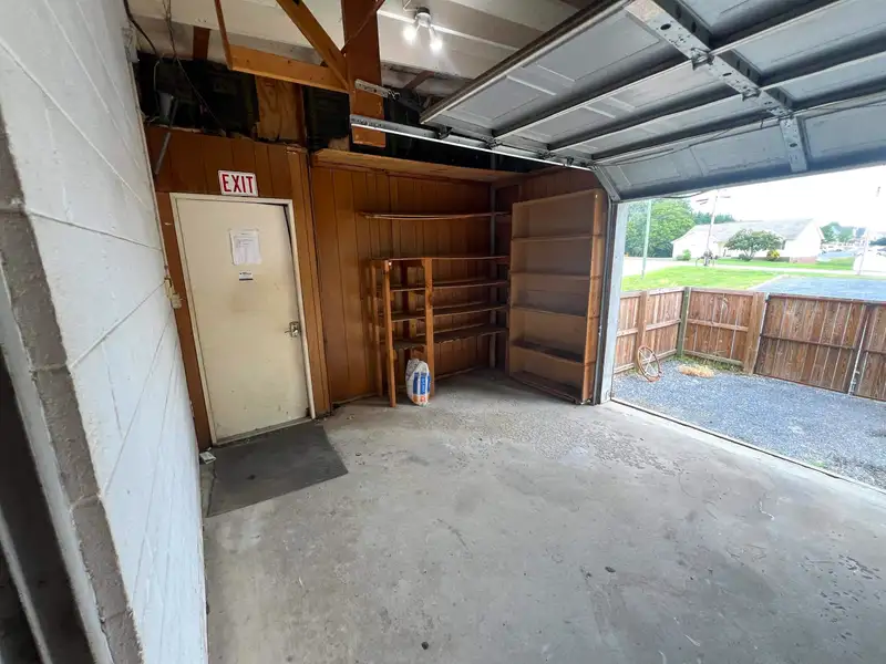 Mixed-use Property with Commercial Space and Apartment for Lease in Prime Location