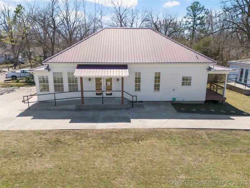 Commercial Office Space with Storage and Tenant in Growing Sapulpa, Oklahoma
