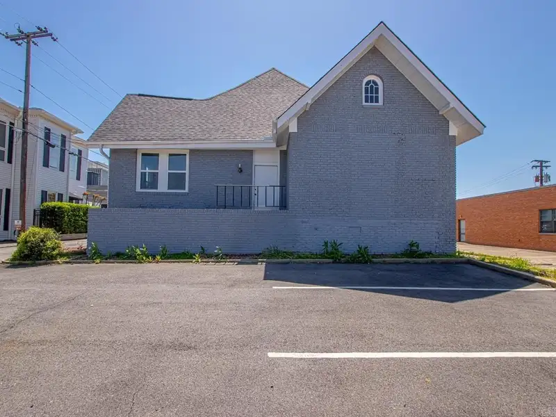 Remodeled Commercial Building Near I-630, Downtown Little Rock – Ideal for Office or Apartment