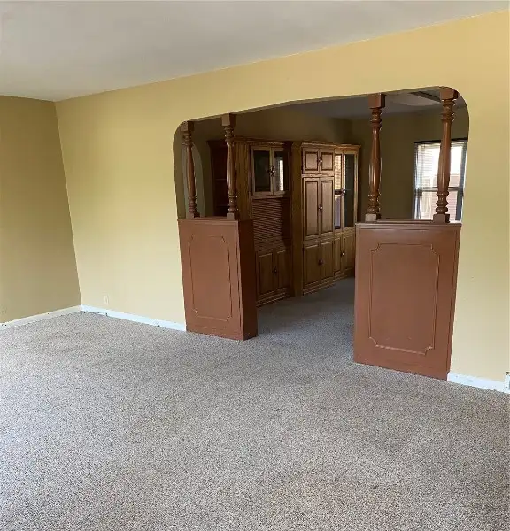 Commercial Cottage Space in Lindale Mall - Ideal for Small Business with Utilities Included